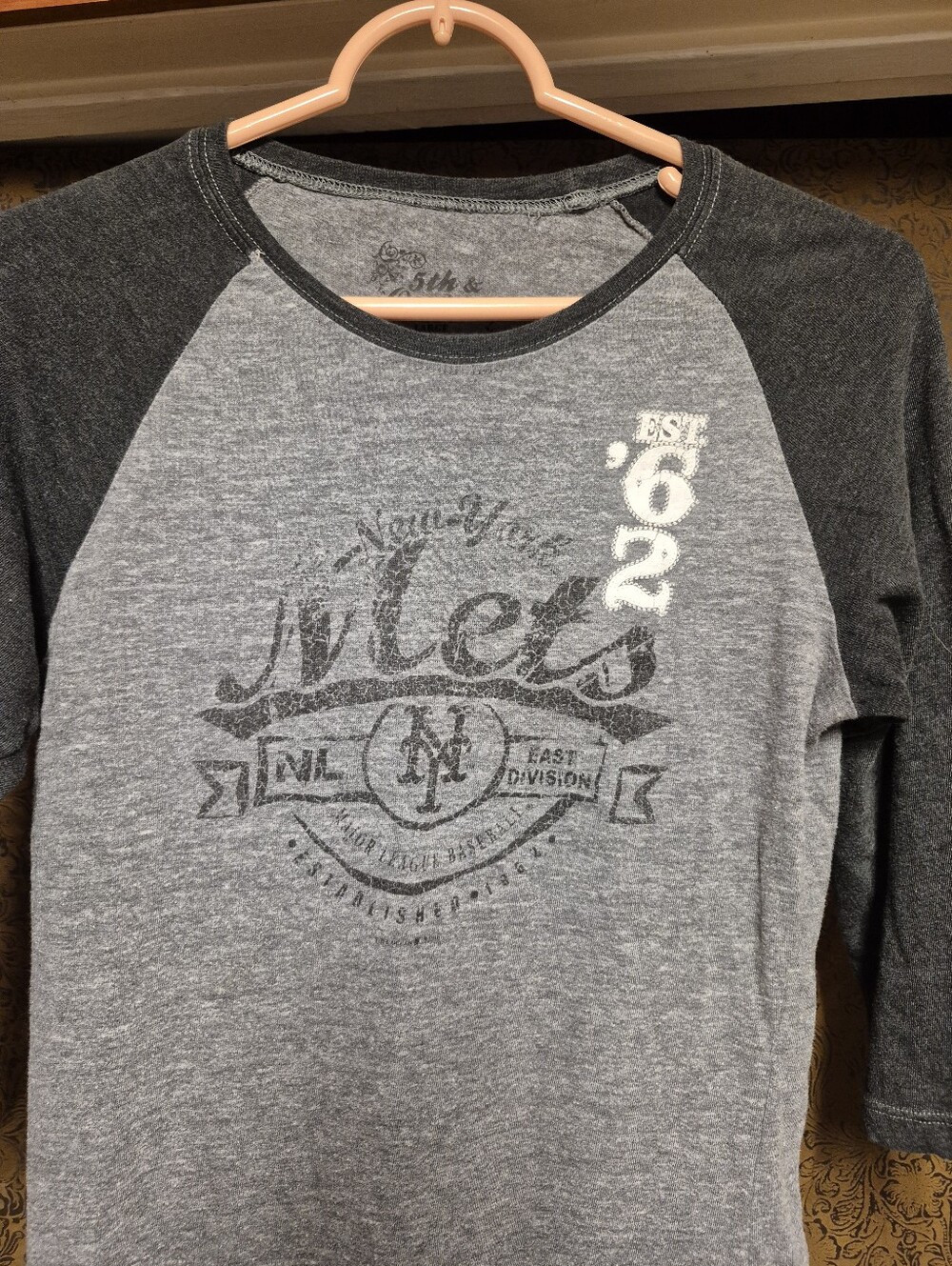 NY Mets women's distressed baseball Tee